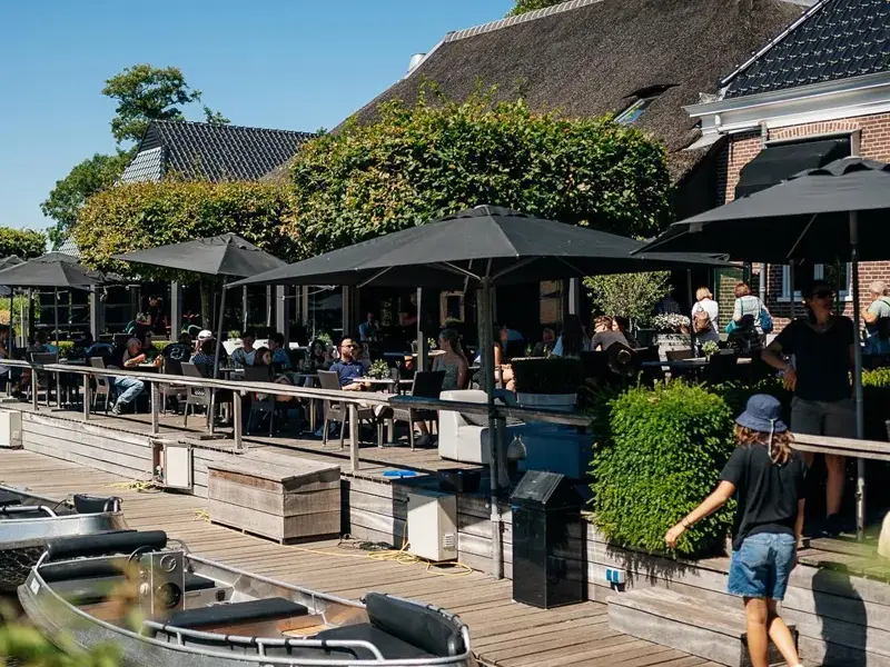 Sailing & 3-course dinner in Giethoorn